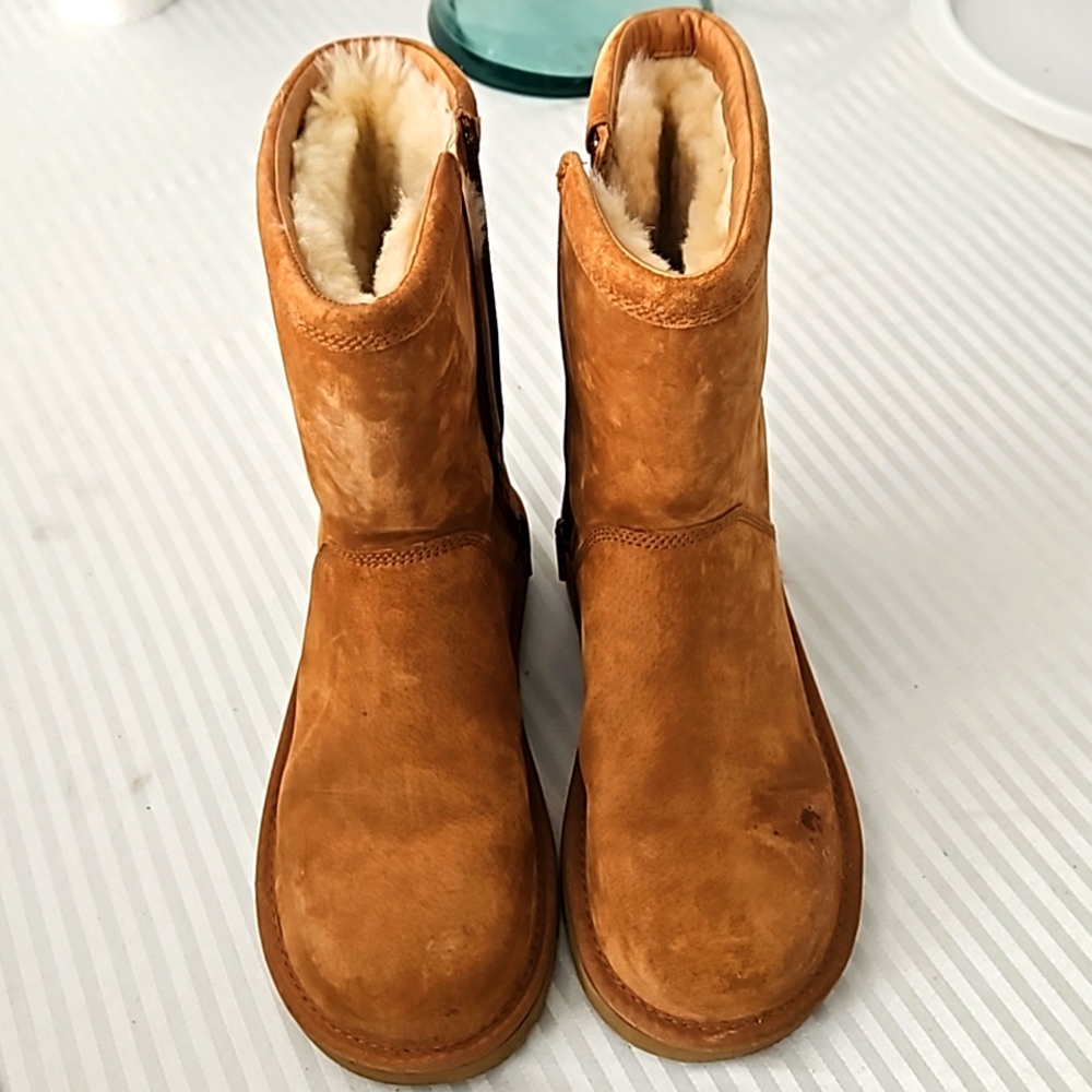 Short boots by ugg size 7 brown never worn